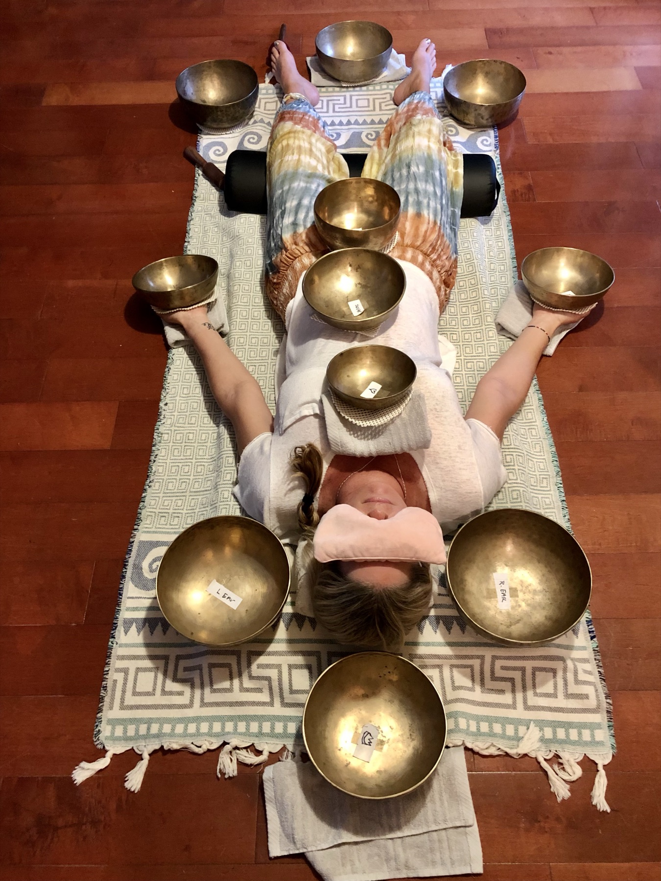 Sound healing with singing bowls placed on the body