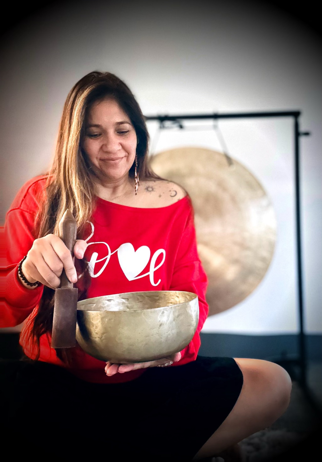 Sound healing with singing bowl and gong